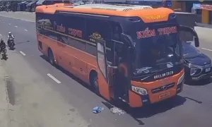 Phụ xe mở cửa xả rác xuống đường khi dừng đèn đỏ Phụ xe mở cửa xả rác xuống đường khi dừng đèn đỏ