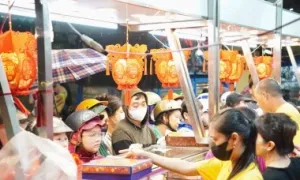 Đội mưa cả tối chờ mua bánh Trung thu 40 năm tuổi Đội mưa cả tối chờ mua bánh Trung thu 40 năm tuổi