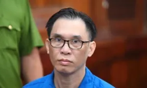 Đại gia Đinh Trường Chinh lĩnh 13 năm tù vì thâu tóm đất 'vàng' ở Sài Gòn Đại gia Đinh Trường Chinh lĩnh 13 năm tù vì thâu tóm đất 'vàng' ở Sài Gòn