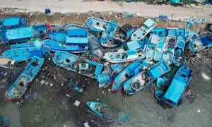 Hàng trăm tàu bị bão Kalmagei phá hủy, đánh chìm