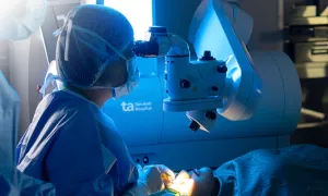 Giác mạc cô gái có hình nón bất thường